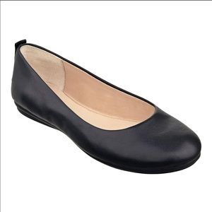 Easy Spirit women’s black leather flats preowned size 6.5 good condition